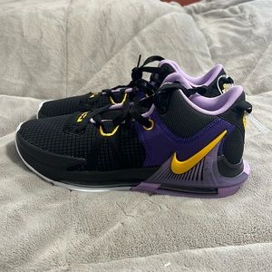 Nike Mens Lebron Witness 7 Basketball Shoes